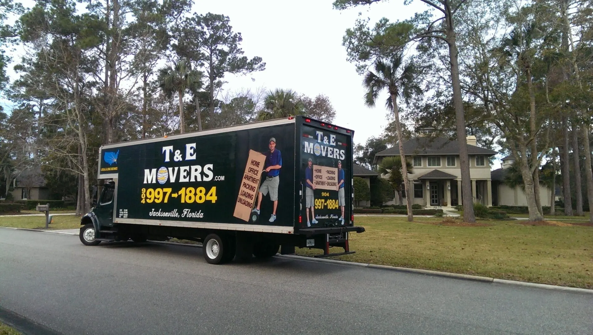 Furniture delivery truck for Jacksonville homes